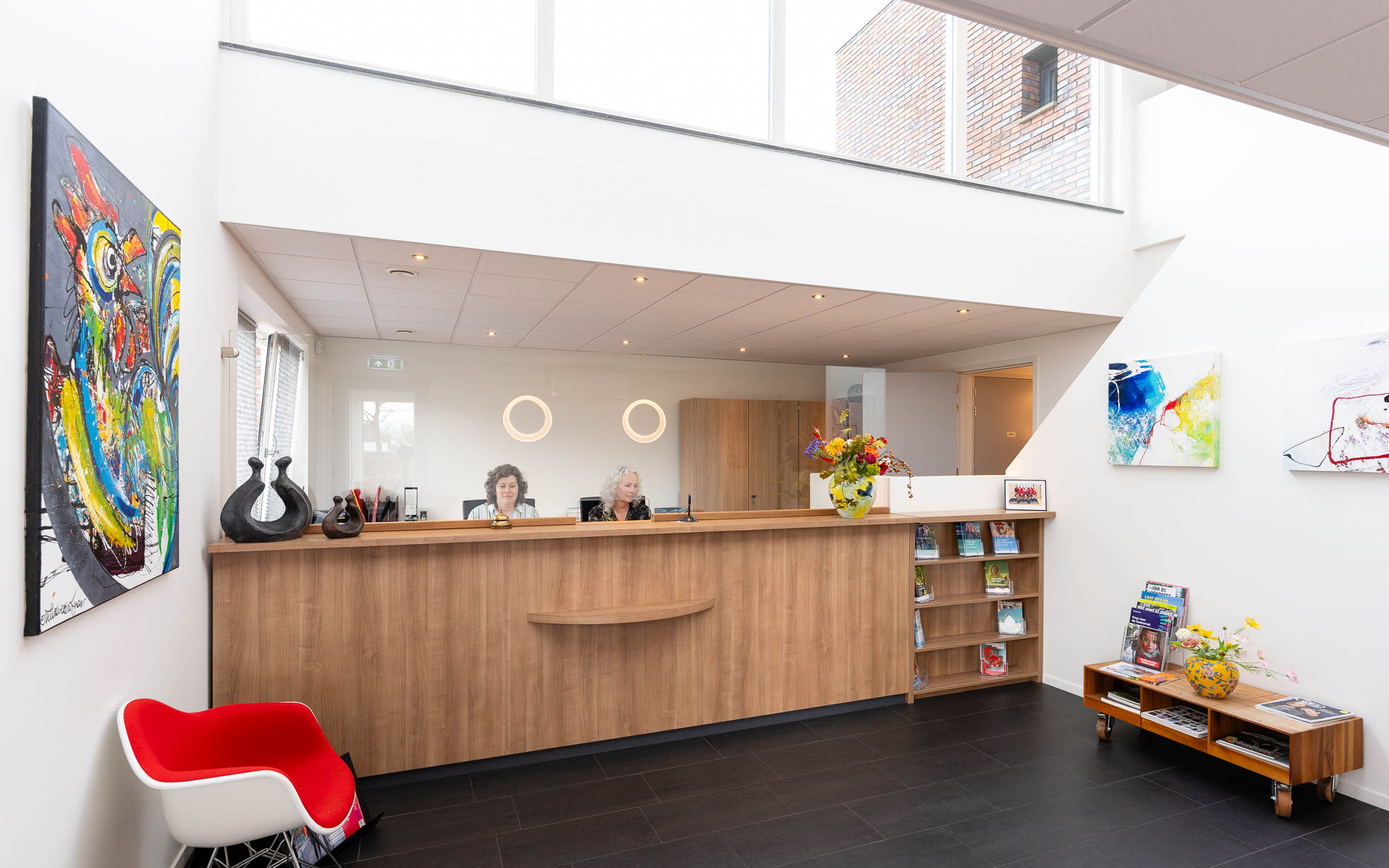 Foto balie met medewerkers