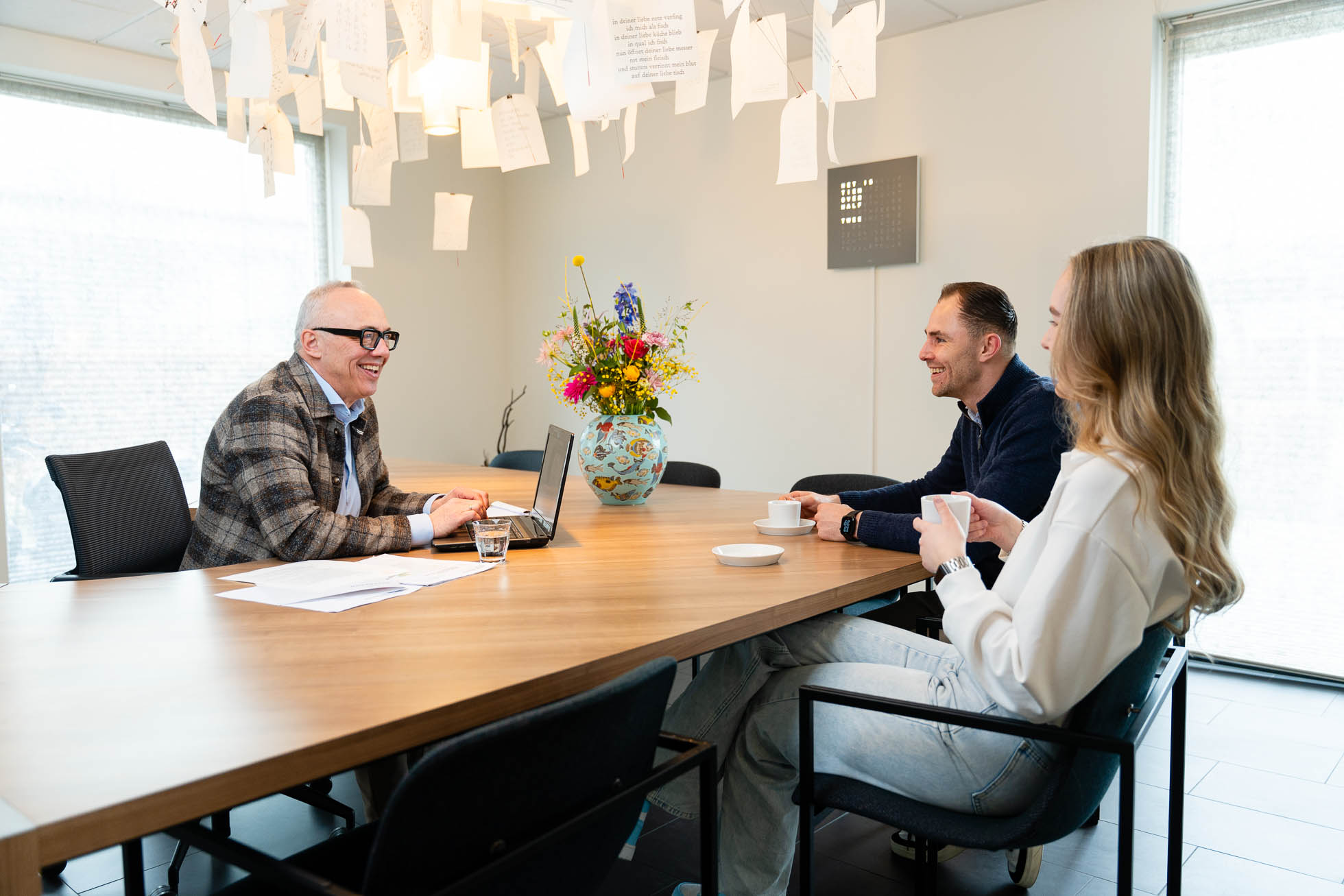 mensen lachend in gesprek