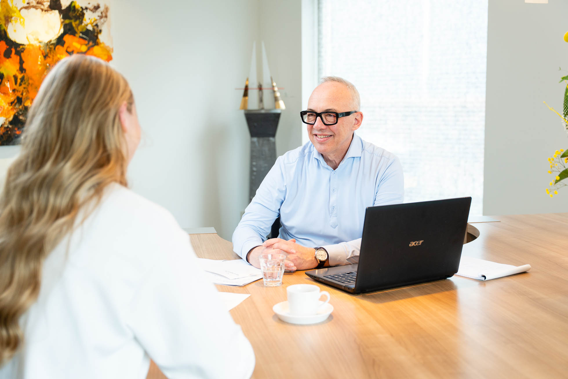 mesen in gesprek aan een buro