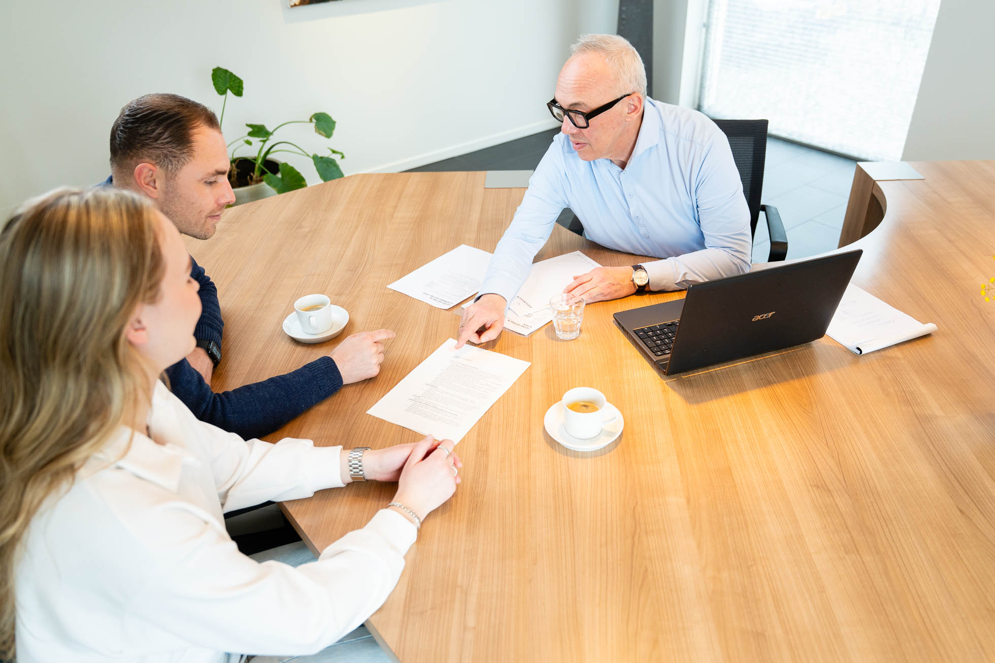 notaris in gesprek hypotheek akte