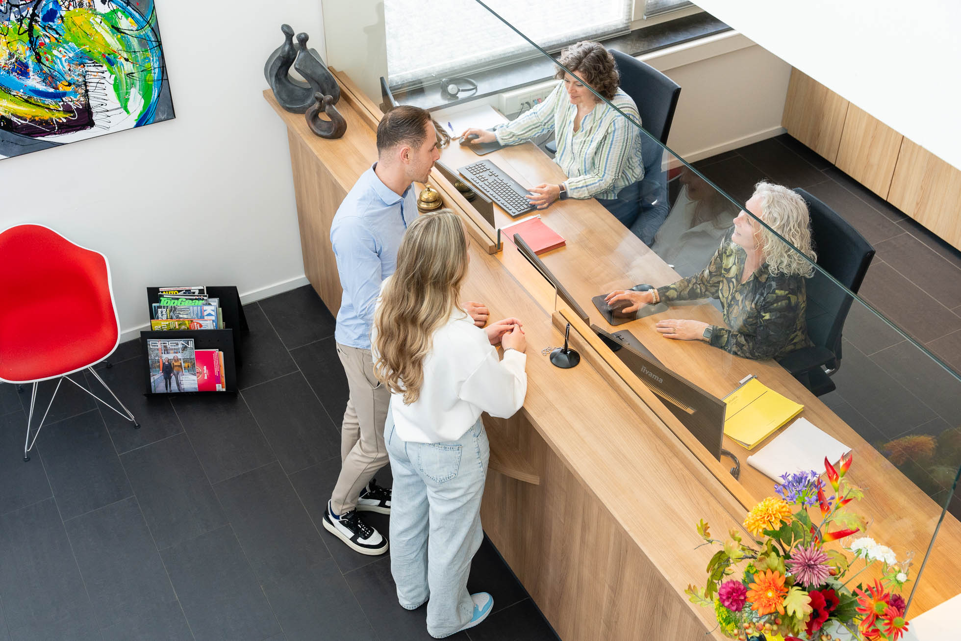Baliemedewerkers met klanten (van bovenaf)