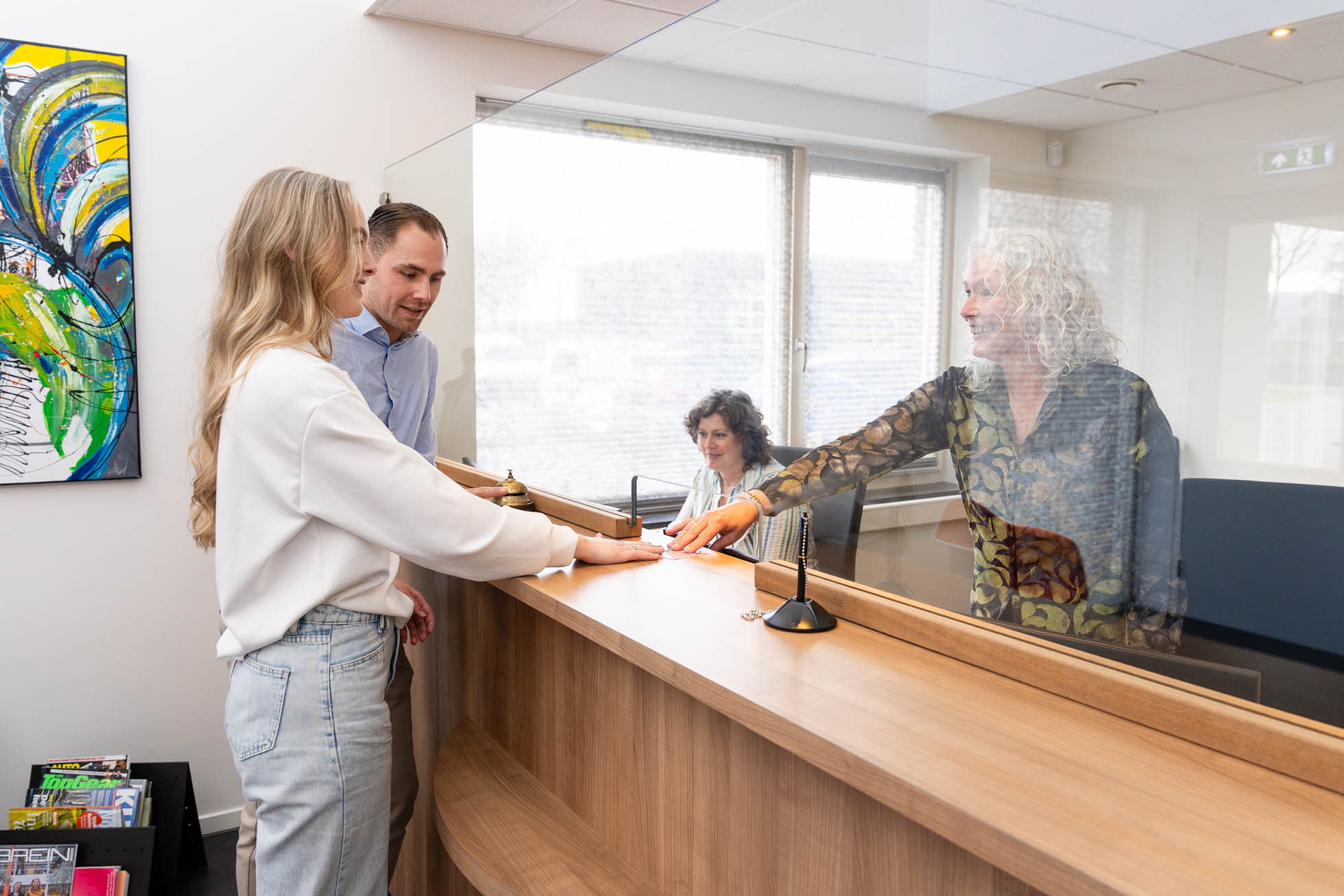 Baliemedewerkers met klanten